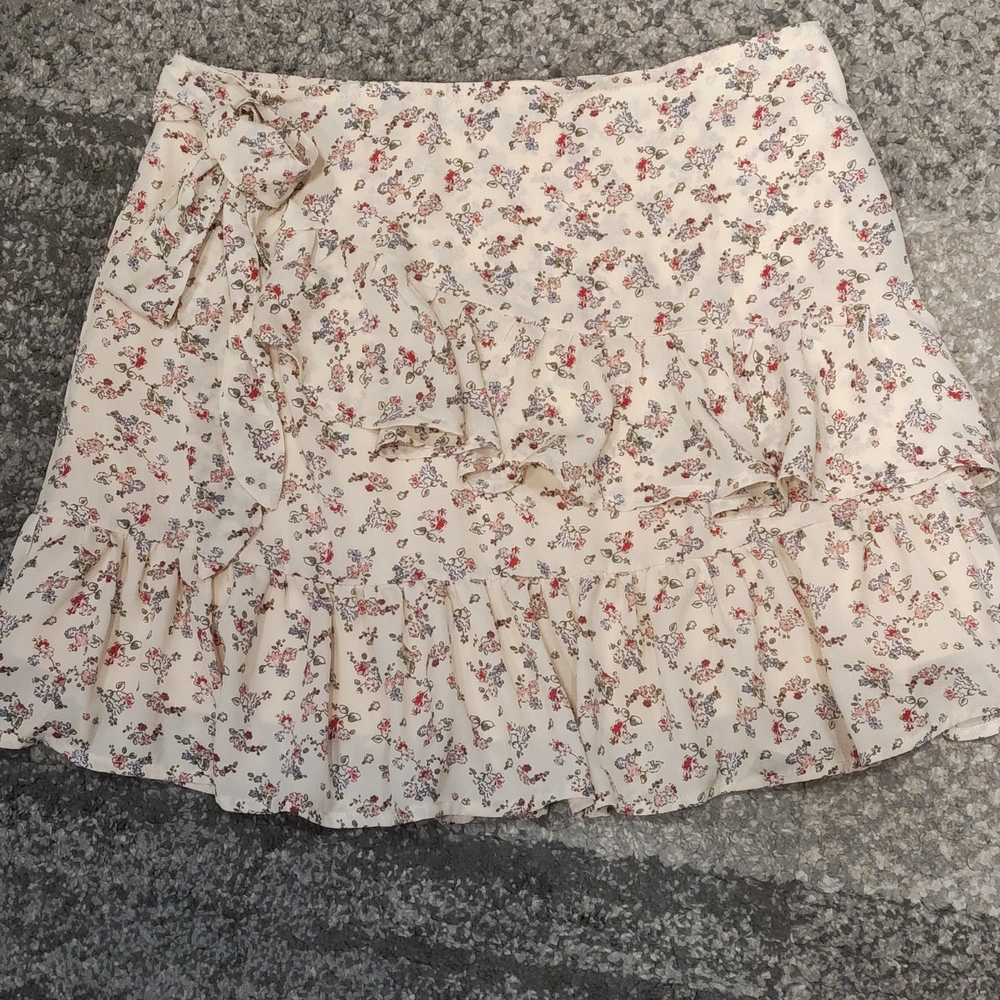 Chic Floral Mini Skirt in Cream